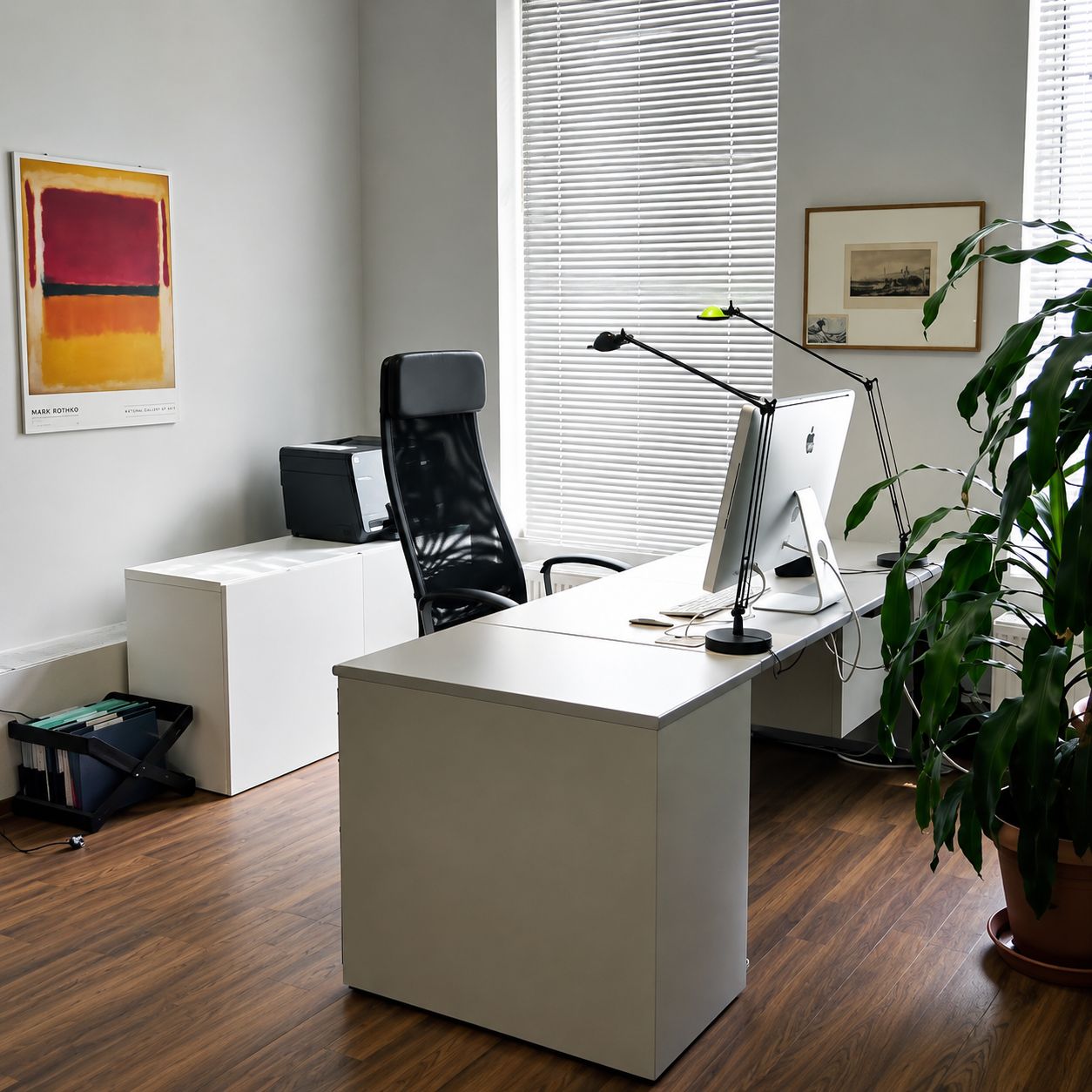 Arbeitsplatz mit Unterlagen in der Kanzlei
