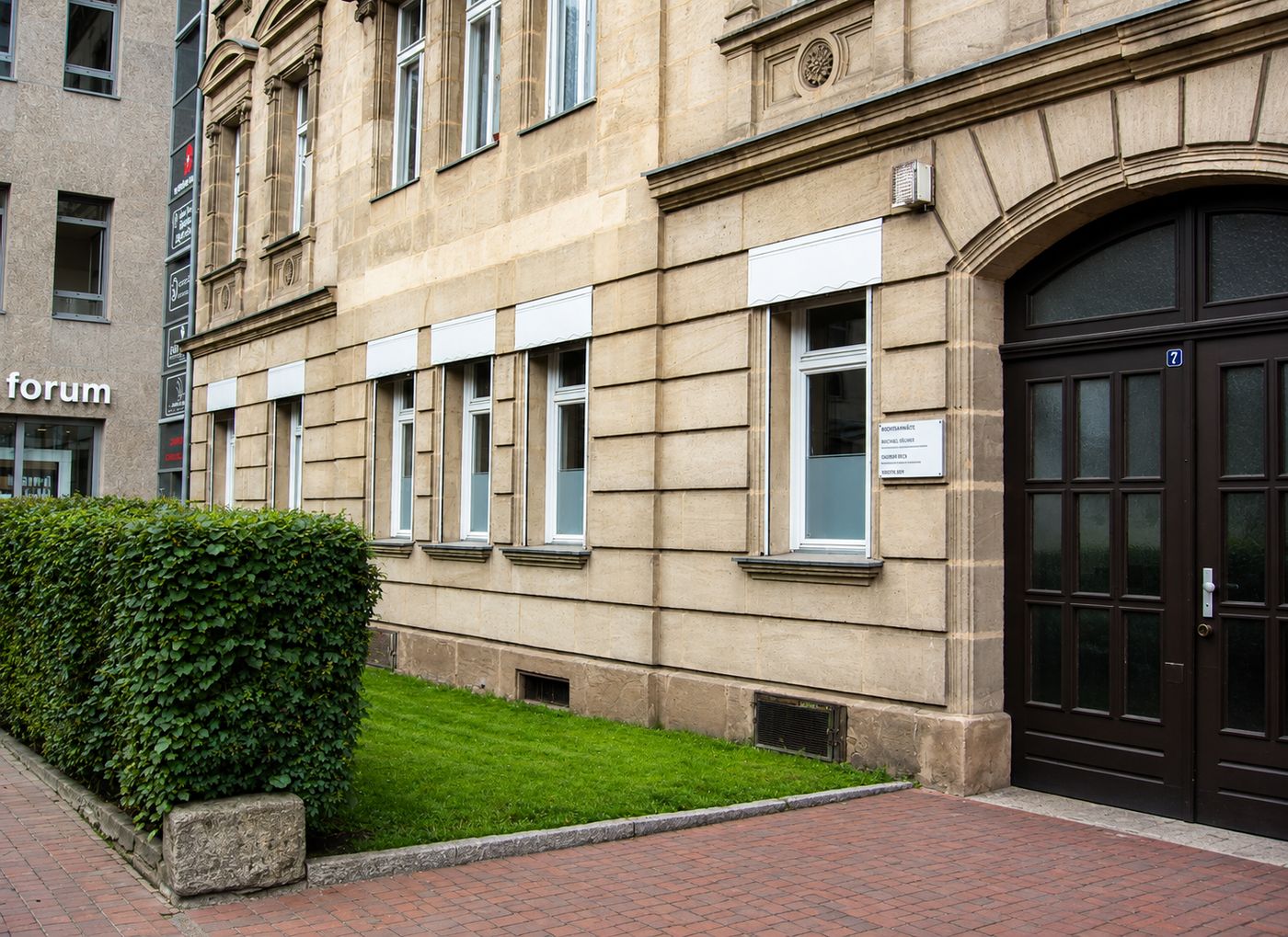Außenansicht des Kanzleigebäudes am Bahnhofplatz 7 in Fürth