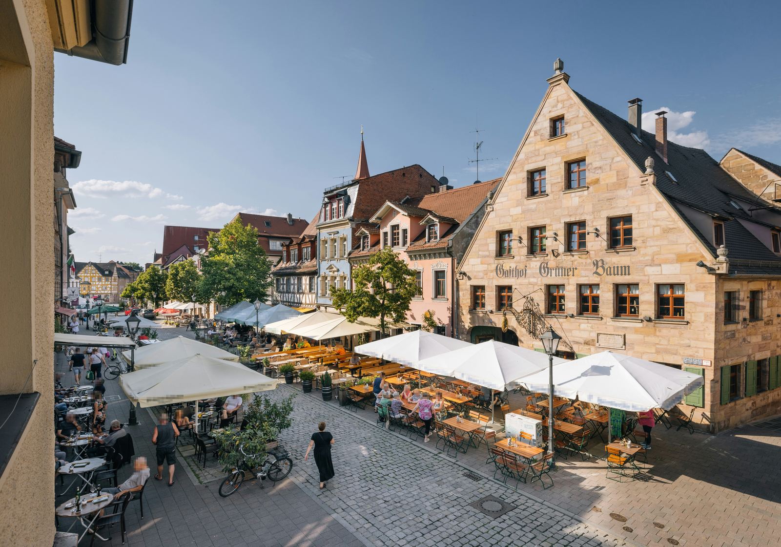 Belebte Straße mit Verkehr in Fürth